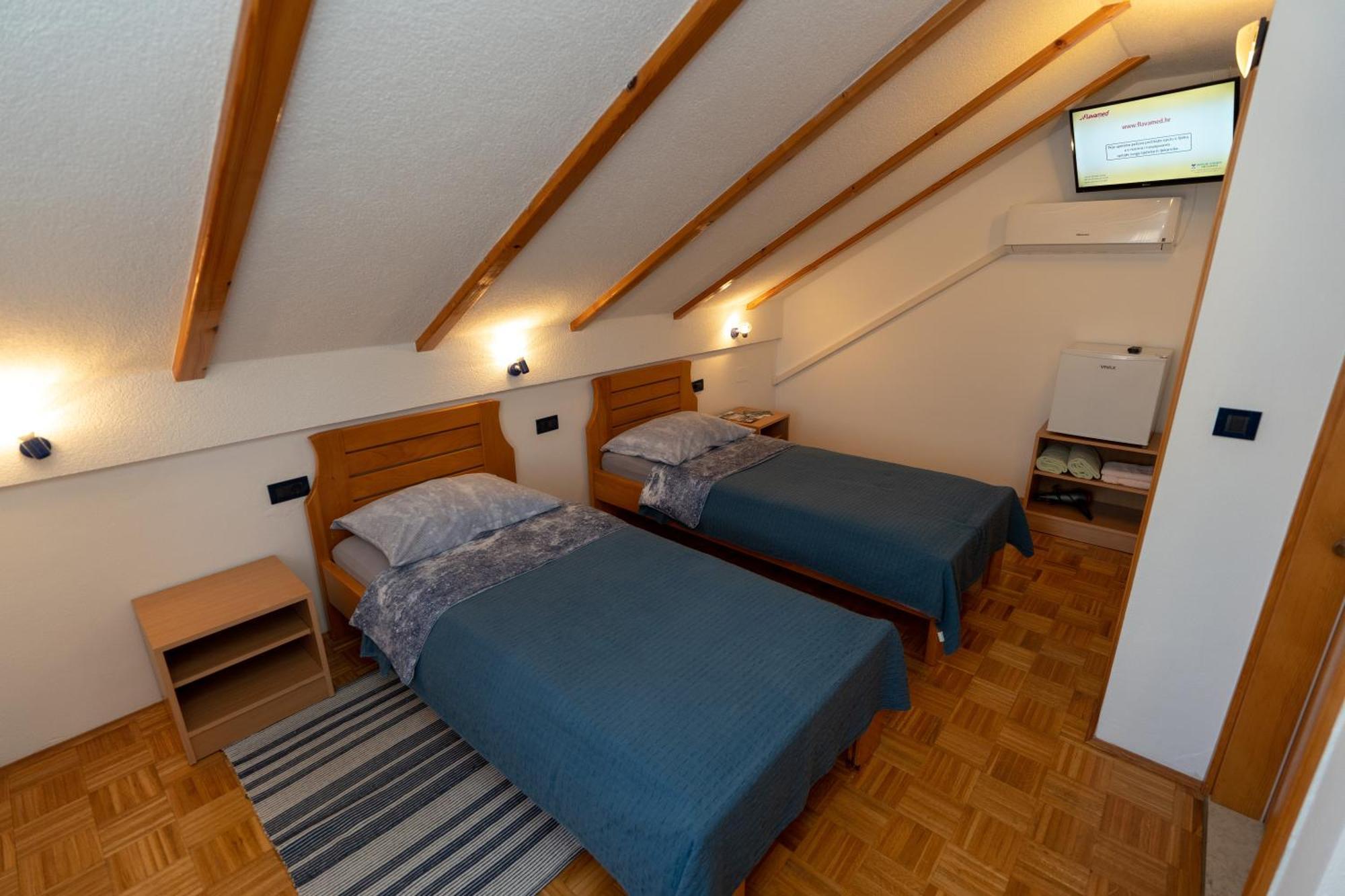 Apartman Miramare Оточац Экстерьер фото