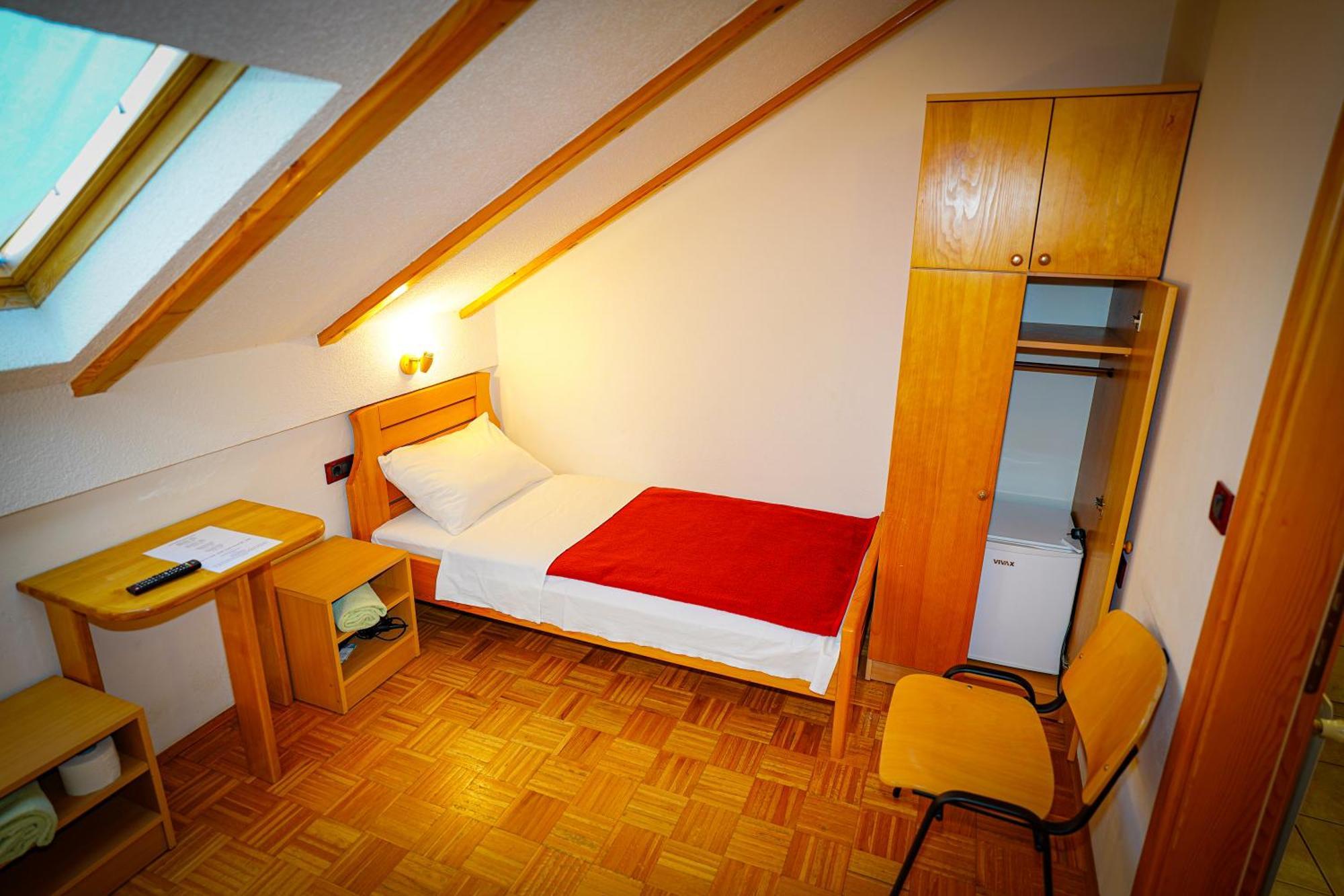 Apartman Miramare Оточац Экстерьер фото