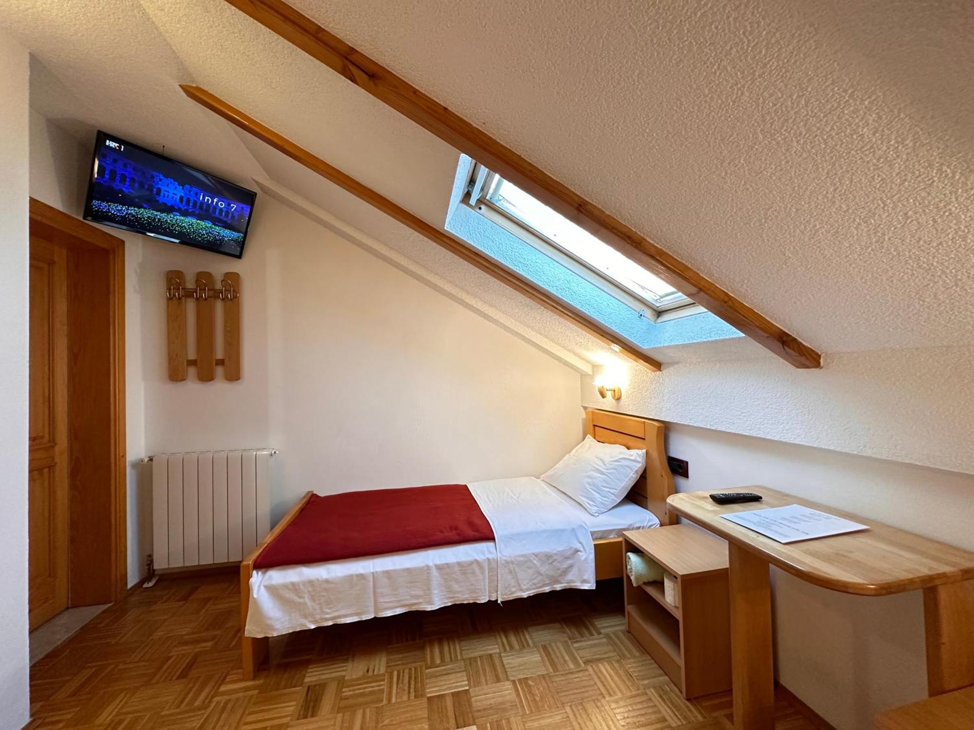 Apartman Miramare Оточац Экстерьер фото