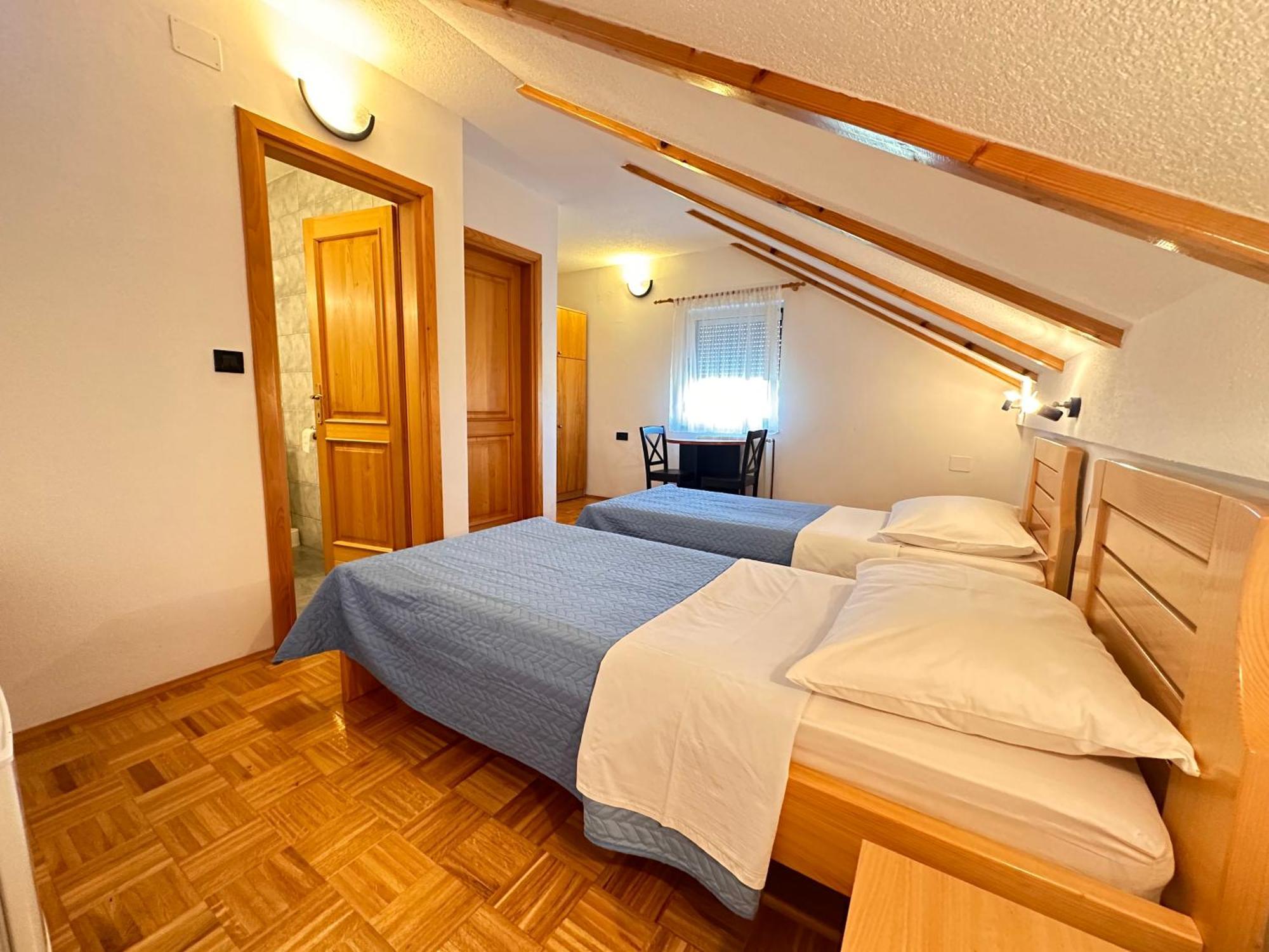 Apartman Miramare Оточац Экстерьер фото